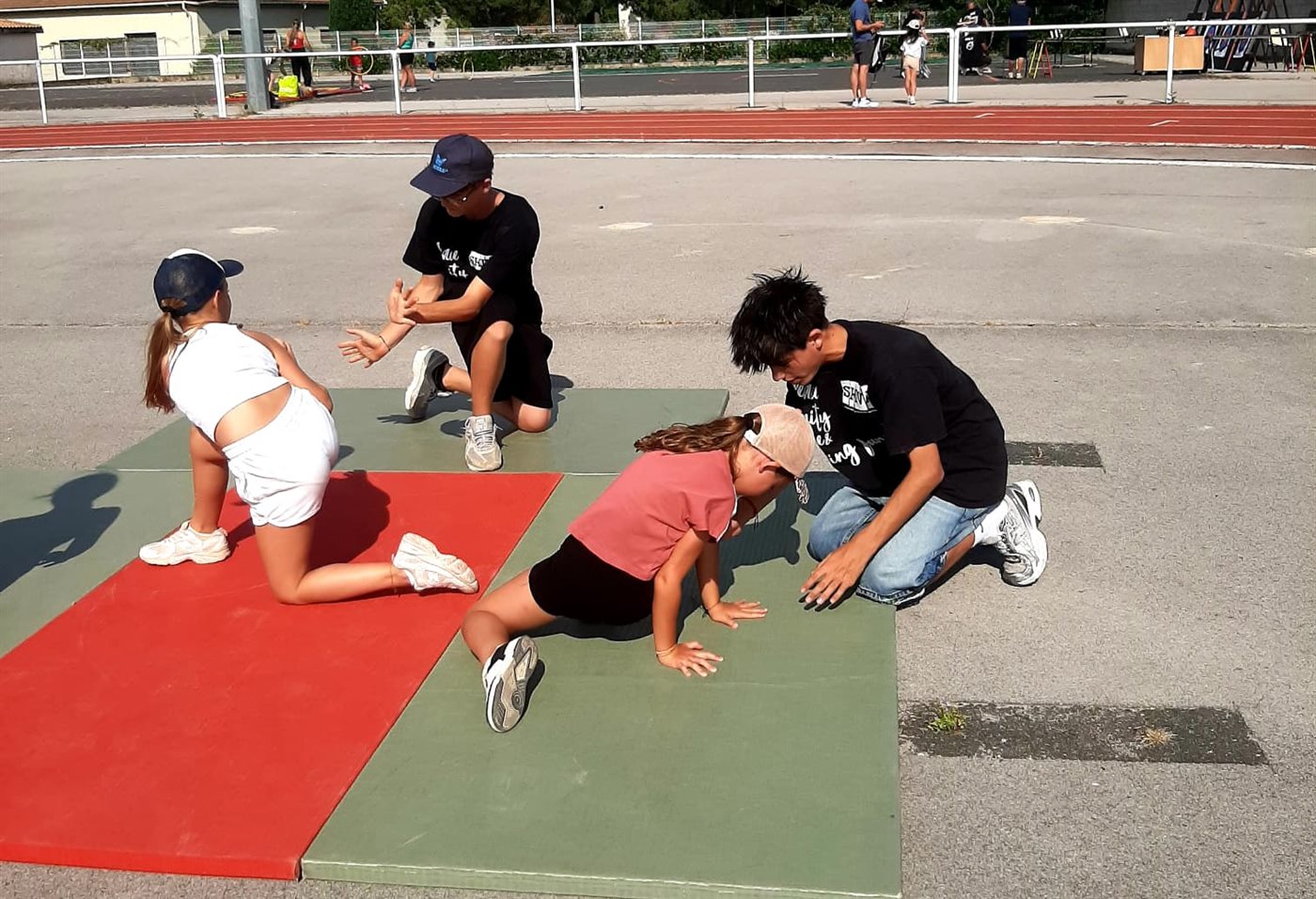 Noa transmet le breaking à des enfants plus jeunes pendant un atelier SHIVA